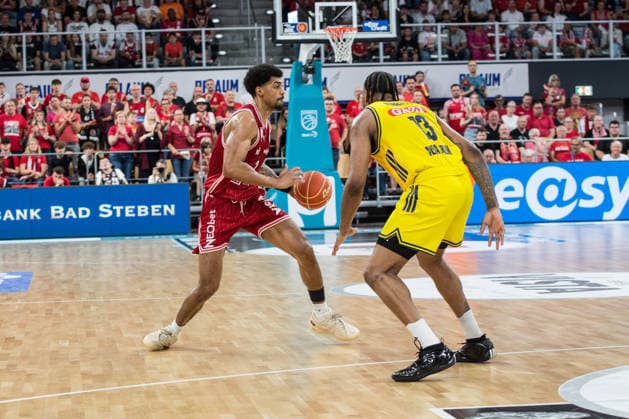 Bamberg, Deutschland 06. Juni 2026: 1. BBL Playoff Halbfinale - 2025 2026 - Sp. 4 - Bamberg Baskets gegen Alba Berlin Im Bild: v. li. Ibi Watson (Bamberg) und JÂ wan Roberts (Berlin) Brose Arena Bayern Copyright: xFotostandx xSchmittx
