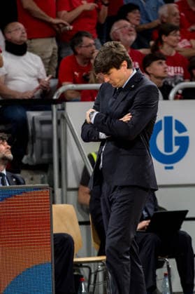 Bamberg, Deutschland 06. Juni 2026: 1. BBL Playoff Halbfinale - 2025 2026 - Sp. 4 - Bamberg Baskets gegen Alba Berlin Im Bild: Trainer Pedro Calles (Berlin) steht fassungslos am Spielfeld Brose Arena Bayern Copyright: xFotostandx xSchmittx