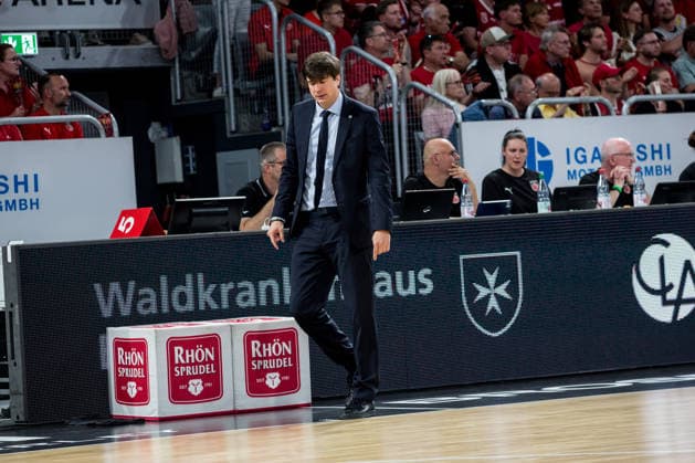 Bamberg, Deutschland 06. Juni 2026: 1. BBL Playoff Halbfinale - 2025 2026 - Sp. 4 - Bamberg Baskets gegen Alba Berlin Im Bild: Trainer Pedro Calles (Berlin) steht fassungslos am Spielfeld Brose Arena Bayern Copyright: xFotostandx xSchmittx