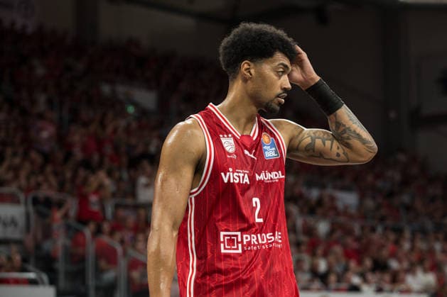 Bamberg, Deutschland 06. Juni 2026: 1. BBL Playoff Halbfinale - 2025 2026 - Sp. 4 - Bamberg Baskets gegen Alba Berlin Im Bild: Ibi Watson (Bamberg) langt sich frustriert an den Kopf Brose Arena Bayern Copyright: xFotostandx xSchmittx
