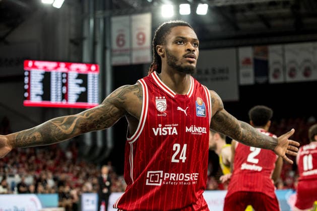 Bamberg, Deutschland 06. Juni 2026: 1. BBL Playoff Halbfinale - 2025 2026 - Sp. 4 - Bamberg Baskets gegen Alba Berlin Im Bild: Cobe Williams (Bamberg) breitet die Arme aus Brose Arena Bayern Copyright: xFotostandx xSchmittx