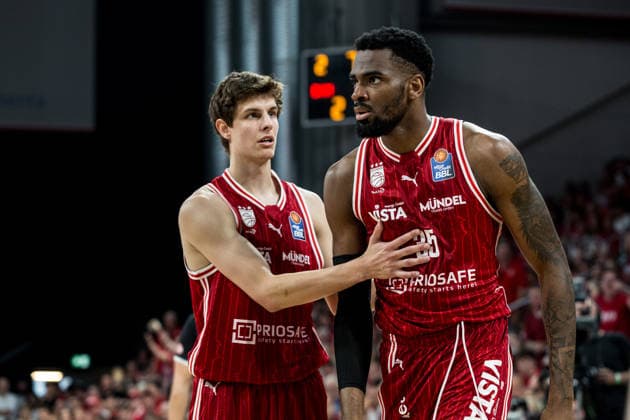 Bamberg, Deutschland 06. Juni 2026: 1. BBL Playoff Halbfinale - 2025 2026 - Sp. 4 - Bamberg Baskets gegen Alba Berlin Im Bild: v. li. Richard Balint (Bamberg) bremst den wütenden Ejiofor Onu (Bamberg) Brose Arena Bayern Copyright: xFotostandx xSchmittx