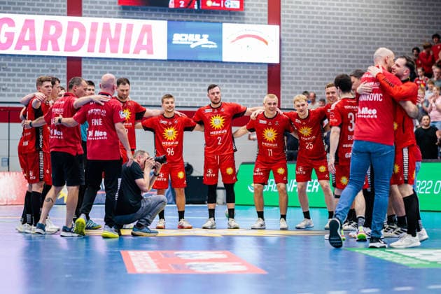 Die Mannschaft von TuS N-Luebbecke jubelt nach Spielende ueber den 38:33 Sieg GER, TuS N-Luebbecke vs. HC Oppenweiler Backnang, Handball, 2. Bundesliga, 34. Spieltag, Spielzeit 2025 2026, 06.06.2026 GER, TuS N-Luebbecke vs. HC Oppenweiler Backnang, Handball, 2. Bundesliga, 34. Spieltag, Spielzeit 2025 2026, 06.06.2026 Luebbecke Copyright: xEibner-Pressefoto JanxRollingerx EP_JSK