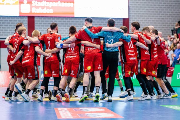 Die Mannschaft von TuS N-Luebbecke jubelt nach Spielende ueber den 38:33 Sieg GER, TuS N-Luebbecke vs. HC Oppenweiler Backnang, Handball, 2. Bundesliga, 34. Spieltag, Spielzeit 2025 2026, 06.06.2026 GER, TuS N-Luebbecke vs. HC Oppenweiler Backnang, Handball, 2. Bundesliga, 34. Spieltag, Spielzeit 2025 2026, 06.06.2026 Luebbecke Copyright: xEibner-Pressefoto JanxRollingerx EP_JSK