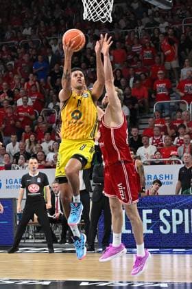 BAMBERG 06.06.2026 --- Basketball ---- easycredit 1. Basketball Bundesliga ---- 4. Playoff-Halbfinale: Bamberg Baskets vs Alba Berlin --- Michael Rataj (21, Alba Berlin) gegen Moritz Krimmer (27, Bamberg Baskets) --- Foto: Hans-Martin Issler isslerimages ---- Bamberg Baskets vs Alba Berlin
