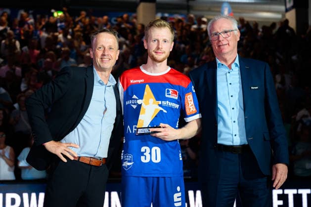 Balingen: HBL - 25 26 - HBW Balingen - SG BBM Bietigheim v.li. Geschäftsführer Frank Bohmann, Torschützenkönig Sascha Pfattheicher (HBW Balingen), Liga Präsident Uwe Schwenker Balingen Baden-Württemberg Deutschland