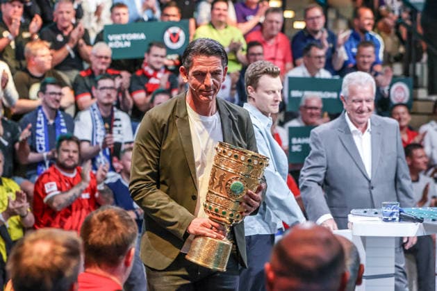Fussball, DFB-Pokal Saison 2026 2027 DFB-Pokalauslosung zur 1.Runde 06.06.2026, Deutsches Fussballmuseum Deniz Aytekin (Losfee, Ehemaliger Bundesliga Schiedsrichter) trägt den Pokal rein Dortmund Deutsches Fussballmuseum Nordrhein-Westfalen Deutschland