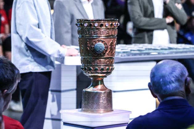 Fussball, DFB-Pokal Saison 2026 2027 DFB-Pokalauslosung zur 1.Runde 06.06.2026, Deutsches Fussballmuseum Der DFB Pokal bei der Auslosung auf einem Podest Dortmund Deutsches Fussballmuseum Nordrhein-Westfalen Deutschland
