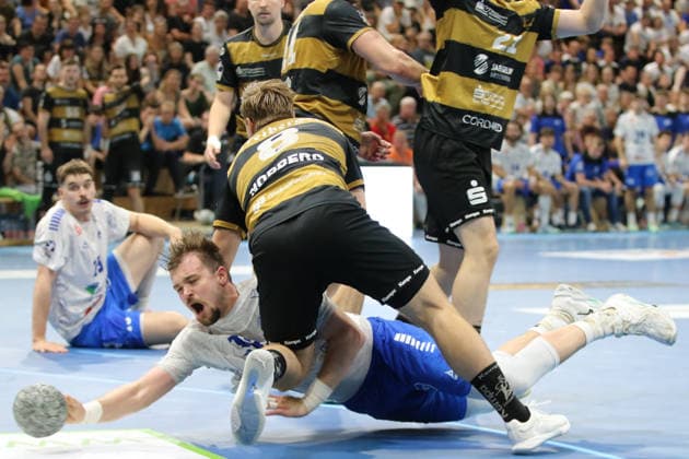 06.06.2026 Handball Herren 2025 2026 2. Handball-Bundesliga 34. Spieltag HC Elbflorenz 2006 - Dessau-Roßlauer HV 06 BallsportArena Dresden Valentin Neagu (Dessau-Roßlauer HV, 13, weiß) wird von Viktor Norberg (Dresden, 8, schwarzgold) zu Boden gebracht. Dresden Sachsen Deutschland