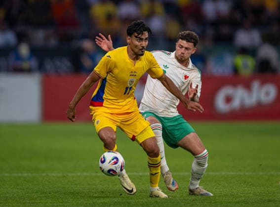 Football - International Friendly, Länderspiel, Nationalmannschaft - Romania v Wales BUCHAREST, ROMANIA - Saturday, June 6, 2026: Romania s È˜tefan Baiaram (L) is challenged by Wales Neco Williams during an International Friendly match between Romania and Wales at the Stadionul Steaua. (Photo by Alex Nicodim Propaganda) BUCHAREST Stadionul Steaua BUCHAREST ROMANIA  Copyright: xDavidxRawcliffex P2026-06-06-Romania_Wales-104
