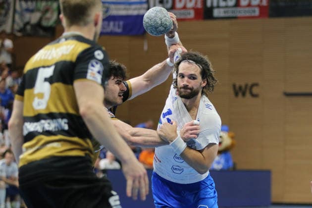 06.06.2026 Handball Herren 2025 2026 2. Handball-Bundesliga 34. Spieltag HC Elbflorenz 2006 - Dessau-Roßlauer HV 06 BallsportArena Dresden Jakub Powarzynski (Dessau-Roßlauer HV, 14, weiß) im Zweikampf mit Doruk Pehlivan (Dresden, 11, schwarzgold). Dresden Sachsen Deutschland