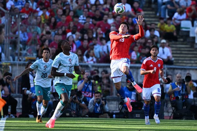 Futbol, Portugal vs Chile¨Partido amistoso en Portugal 2026 Maximiliano Gutierrez de Chile, (der) disputa el balon con Rafael Leao de Portugal durante el partido amistoso FIFA 2026, disputado en el Estadio Nacional do Jamor en Oeiras, Lisboa, Portugal¨06 06 2026 Foto: Zed Jameson Photosport¨ Football, Portugal vs Chile Friendly match in Portugal 2026 Maximiliano Gutierrez from Chile,(der) disputes the ball with Rafael Leao from Portugal during the FIFA 2026 friendly match played at the Estadio Nacional do Jamor in Oeiras, Lisbon, Portugal¨06 06 2026 Photo: Zed Jameson Photosport Portugal vs Chile, partido amistoso en Portugal 2026