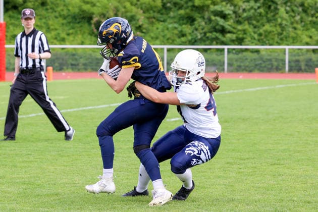 2026_06_06 , Kobras Ladies vs Braunschweig Lions, GFL-Frauen, Stadion Wilmersdorf Lucie Erdmann (Kobra Ladies, 04) wird gehalten, Leonie Hensiek (Lady Lions Braunschweig, 04)