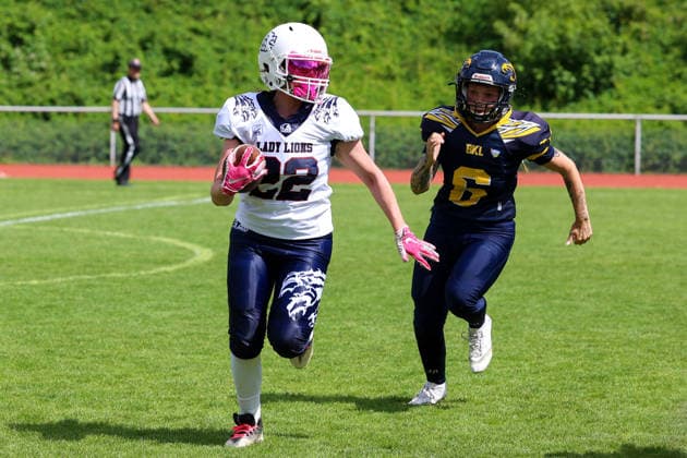 2026_06_06 , Kobras Ladies vs Braunschweig Lions, GFL-Frauen, Stadion Wilmersdorf Hannah Sorge (Lady Lions Braunschweig, 22) laeuft mit dem Ball