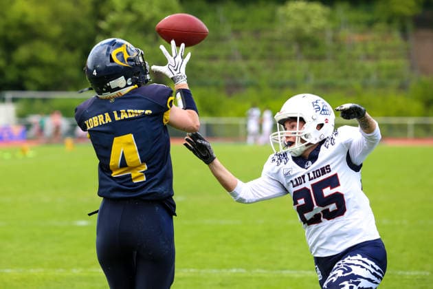2026_06_06 , Kobras Ladies vs Braunschweig Lions, GFL-Frauen, Stadion Wilmersdorf Lucie Erdmann (Kobra Ladies, 04) faengt den Ball, Anika Trimpe (Lady Lions Braunschweig, 25) versucht zu stoeren