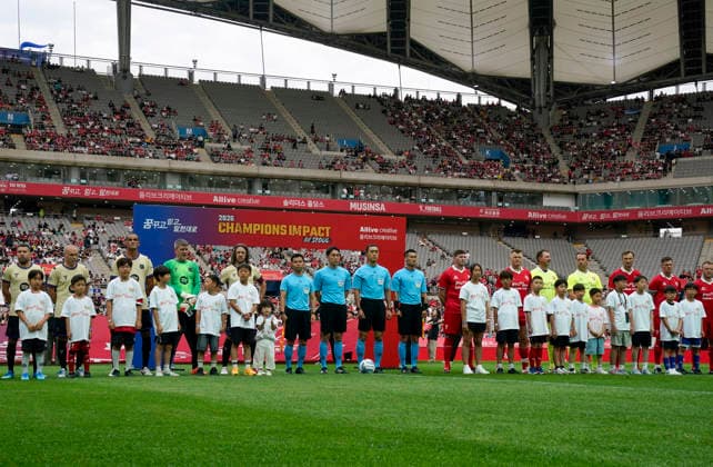 June 6, 2026, Seoul, Mapo-Gu, South Korea: On June 6, a match between BaroÂßa Legends and The Reds Legends took place at the Seoul World Cup Stadium in Mapo-gu, Seoul, as part of the Ã¢â‚¬oe2026 Champions Impact in SeoulÃ¢â‚¬Â event..The players are posing for a commemorative photo before the match begins. The Return Of BaroÂßA And The Reds Legend  - ZUMAk199 0858498408st Copyright: xKimxDohyeonx