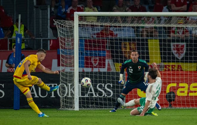 Football - International Friendly, Länderspiel, Nationalmannschaft - Romania v Wales BUCHAREST, ROMANIA - Saturday, June 6, 2026: Wales goalkeeper Daniel Ward makes a save from Romania s Louis Munteanu during an International Friendly match between Romania and Wales at the Stadionul Steaua. (Photo by Alex Nicodim Propaganda) BUCHAREST Stadionul Steaua BUCHAREST ROMANIA  Copyright: xDavidxRawcliffex P2026-06-06-Romania_Wales-116