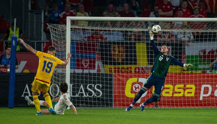 Football - International Friendly, Länderspiel, Nationalmannschaft - Romania v Wales BUCHAREST, ROMANIA - Saturday, June 6, 2026: Wales goalkeeper Daniel Ward makes a save from Romania s Louis Munteanu during an International Friendly match between Romania and Wales at the Stadionul Steaua. (Photo by Alex Nicodim Propaganda) BUCHAREST Stadionul Steaua BUCHAREST ROMANIA  Copyright: xDavidxRawcliffex P2026-06-06-Romania_Wales-117