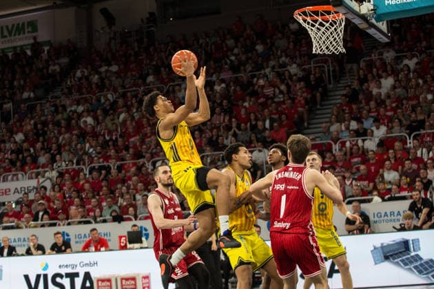 Bamberg, Deutschland 06. Juni 2026: 1. BBL Playoff Halbfinale - 2025 2026 - Sp. 4 - Bamberg Baskets gegen Alba Berlin Im Bild: Jack Kayil (Berlin) zieht durch die Zone der Bamberger zum Korb Brose Arena Bayern Copyright: xFotostandx xSchmittx