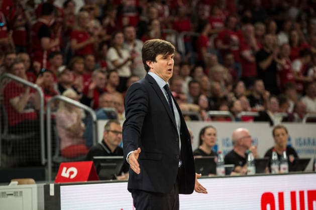 Bamberg, Deutschland 06. Juni 2026: 1. BBL Playoff Halbfinale - 2025 2026 - Sp. 4 - Bamberg Baskets gegen Alba Berlin Im Bild: Trainer Pedro Calles (Berlin) steht fassungslos am Spielfeld mit den Händen ausgestreckt Brose Arena Bayern Copyright: xFotostandx xSchmittx