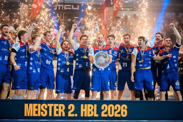 Balingen: HBL - 25 26 - HBW Balingen - SG BBM Bietigheim die Mannschaft von Balingen, Meister, Siegerfoto, Tobias Heinzelmann (HBW Balingen) mit der Schale Balingen Baden-Württemberg Deutschland