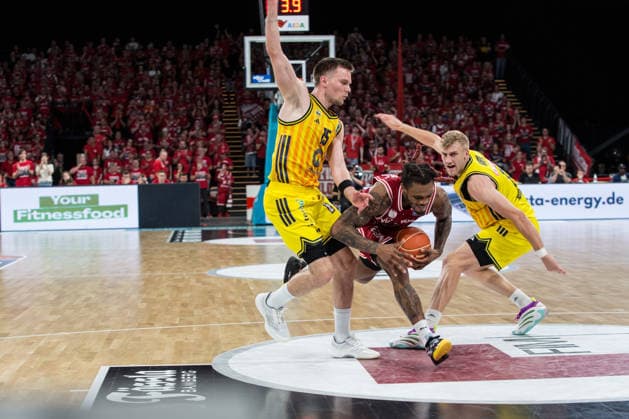 Bamberg, Deutschland 06. Juni 2026: 1. BBL Playoff Halbfinale - 2025 2026 - Sp. 4 - Bamberg Baskets gegen Alba Berlin Im Bild: v. li. Martin Hermannsson (Berlin), Cobe Williams (Bamberg) und Sam Griesel (Berlin) Brose Arena Bayern Copyright: xFotostandx xSchmittx