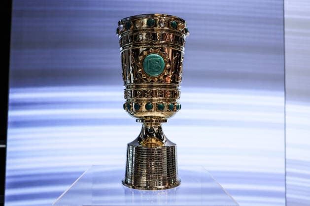 Fussball, DFB-Pokal Saison 2026 2027 DFB-Pokalauslosung zur 1.Runde 06.06.2026, Deutsches Fussballmuseum Der DFB-Pokal auf einem Podest, Trophäe, Pokal Dortmund Deutsches Fussballmuseum Nordrhein-Westfalen Deutschland