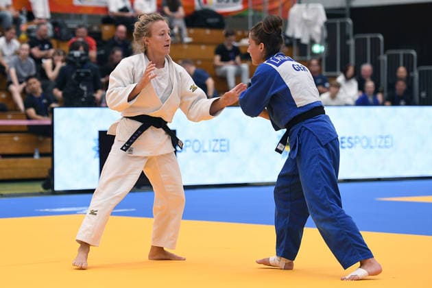 Deutsche Judo-Meisterschaft 2026 am 06.06.2026 in der Sporthalle an der Krefelder Straße in Duisburg Frauen -57KG Jana Ziegler ( weiss ) - Laila Göbel ( blau )