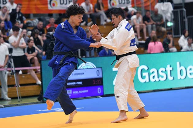 Deutsche Judo-Meisterschaft 2026 am 06.06.2026 in der Sporthalle an der Krefelder Straße in Duisburg Männer -73KG Nikolas Menzl ( weiss ) - Raphael Akoto ( blau )
