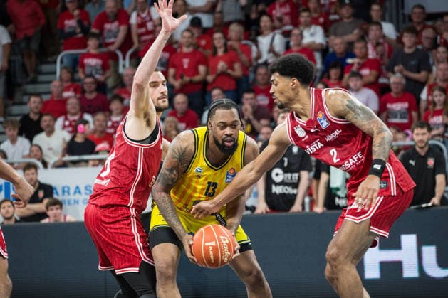 Bamberg, Deutschland 06. Juni 2026: 1. BBL Playoff Halbfinale - 2025 2026 - Sp. 4 - Bamberg Baskets gegen Alba Berlin Im Bild: v. li. Daniel Keppeler (Bamberg), JÂ wan Roberts (Berlin) und Ibi Watson (Bamberg) Brose Arena Bayern Copyright: xFotostandx xSchmittx