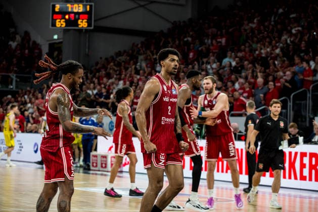 Bamberg, Deutschland 06. Juni 2026: 1. BBL Playoff Halbfinale - 2025 2026 - Sp. 4 - Bamberg Baskets gegen Alba Berlin Im Bild: Ibi Watson (Bamberg) jubelt im Hintergrund das Team Bamberg Brose Arena Bayern Copyright: xFotostandx xSchmittx