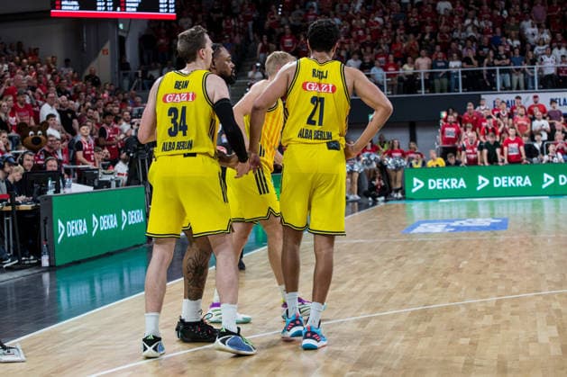 Bamberg, Deutschland 06. Juni 2026: 1. BBL Playoff Halbfinale - 2025 2026 - Sp. 4 - Bamberg Baskets gegen Alba Berlin Im Bild: Das Team der Berliner läuft enttäuscht vom Feld Brose Arena Bayern Copyright: xFotostandx xSchmittx