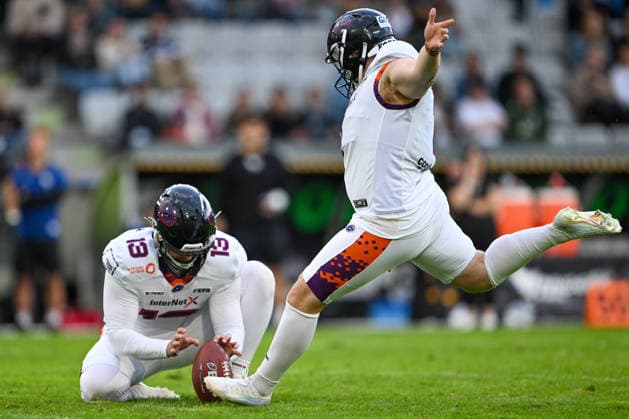 AMERICAN FOOTBALL - EFA, Raiders vs Galaxy INNSBRUCK,AUSTRIA,06.JUN.26 - AMERICAN FOOTBALL - EFA, European Football Alliance, Raiders Tirol vs Frankfurt Galaxy. Image shows Bastian Roppelt and Ryan Rimmler (Galaxy).  GEPAxpictures xDanielxSchoenherr