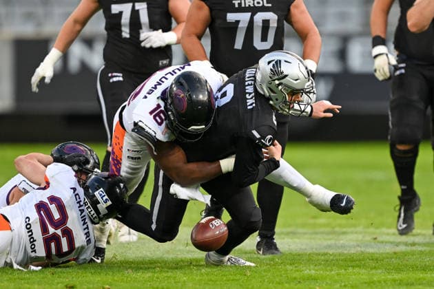 AMERICAN FOOTBALL - EFA, Raiders vs Galaxy INNSBRUCK,AUSTRIA,06.JUN.26 - AMERICAN FOOTBALL - EFA, European Football Alliance, Raiders Tirol vs Frankfurt Galaxy. Image shows Chris Mulumba (Galaxy) and Steven Krajewski (Raiders).  GEPAxpictures xDanielxSchoenherr