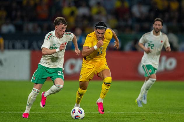 Football - International Friendly, Länderspiel, Nationalmannschaft - Romania v Wales BUCHAREST, ROMANIA - Saturday, June 6, 2026: Wales Nathan Broadhead gets past Romania s Lisav Eissat during an International Friendly match between Romania and Wales at the Stadionul Steaua. (Photo by Alex Nicodim Propaganda) BUCHAREST Stadionul Steaua BUCHAREST ROMANIA  Copyright: xDavidxRawcliffex P2026-06-06-Romania_Wales-126