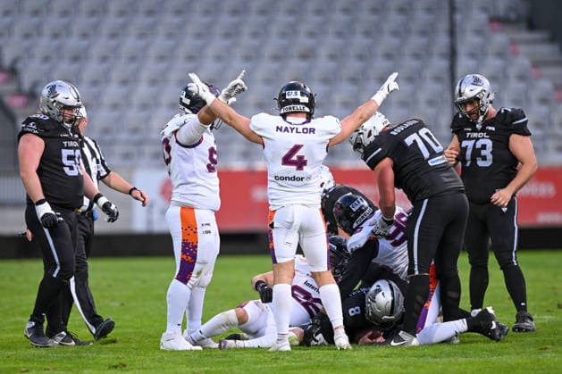AMERICAN FOOTBALL - EFA, Raiders vs Galaxy INNSBRUCK,AUSTRIA,06.JUN.26 - AMERICAN FOOTBALL - EFA, European Football Alliance, Raiders Tirol vs Frankfurt Galaxy. Image shows the rejoicing of Marc Anthony Hor and Toby Naylor (Galaxy).  GEPAxpictures xDanielxSchoenherr