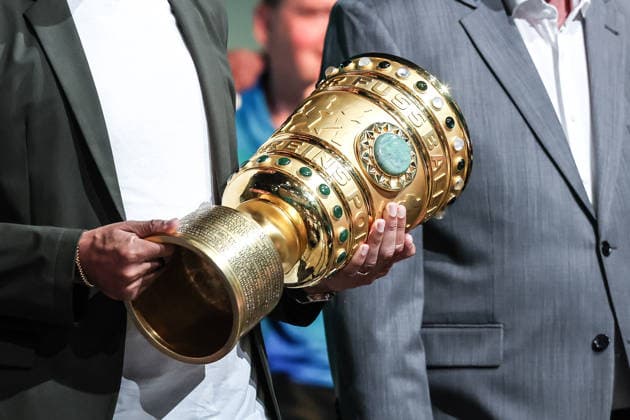 Fussball, DFB-Pokal Saison 2026 2027 DFB-Pokalauslosung zur 1.Runde 06.06.2026, Deutsches Fussballmuseum Der DFB Pokal in der Hand von Deniz Aytekin (Losfee, Ehemaliger Bundesliga Schiedsrichter) Dortmund Deutsches Fussballmuseum Nordrhein-Westfalen Deutschland