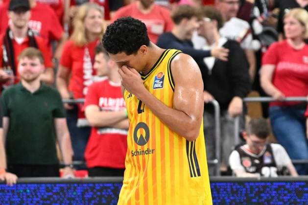 BAMBERG 06.06.2026 --- Basketball ---- easycredit 1. Basketball Bundesliga ---- 4. Playoff-Halbfinale: Bamberg Baskets vs Alba Berlin --- Michael Rataj (21, Alba Berlin) nach der Niederlage --- Foto: Hans-Martin Issler isslerimages ---- Bamberg Baskets vs Alba Berlin