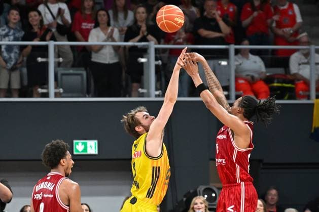 BAMBERG 06.06.2026 --- Basketball ---- easycredit 1. Basketball Bundesliga ---- 4. Playoff-Halbfinale: Bamberg Baskets vs Alba Berlin --- Austin Crowley (85, Bamberg Baskets) gegen Malte Delow (6, Alba Berlin) --- Foto: Hans-Martin Issler isslerimages ---- Bamberg Baskets vs Alba Berlin