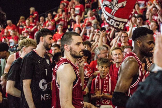Bamberg, Deutschland 06. Juni 2026: 1. BBL Playoff Halbfinale - 2025 2026 - Sp. 4 - Bamberg Baskets gegen Alba Berlin Im Bild: Die Bamberg Mannschaft wird von ihren Fans im Fanblock gefeiert Brose Arena Bayern Copyright: xFotostandx xSchmittx