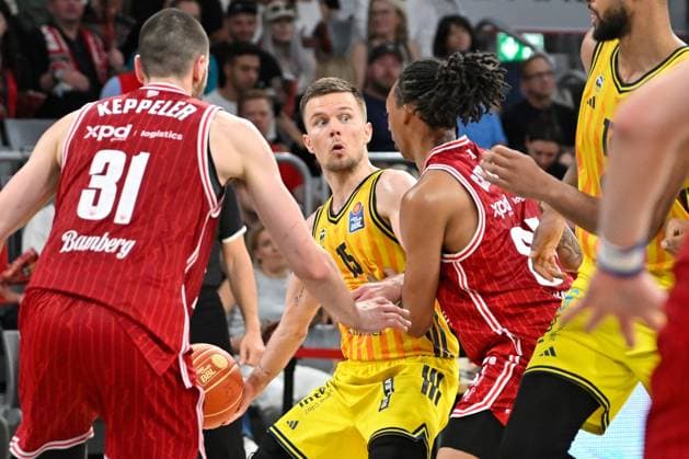 BAMBERG 06.06.2026 --- Basketball ---- easycredit 1. Basketball Bundesliga ---- 4. Playoff-Halbfinale: Bamberg Baskets vs Alba Berlin --- Martin Hermannsson (15, Alba Berlin) gegen Daniel Keppeler (31, Bamberg Baskets) und Austin Crowley (85, Bamberg Baskets) --- Foto: Hans-Martin Issler isslerimages ---- Bamberg Baskets vs Alba Berlin
