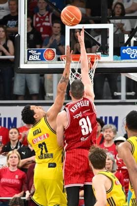 BAMBERG 06.06.2026 --- Basketball ---- easycredit 1. Basketball Bundesliga ---- 4. Playoff-Halbfinale: Bamberg Baskets vs Alba Berlin --- Daniel Keppeler (31, Bamberg Baskets) gegen Michael Rataj (21, Alba Berlin) --- Foto: Hans-Martin Issler isslerimages ---- Bamberg Baskets vs Alba Berlin
