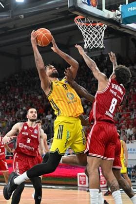 BAMBERG 06.06.2026 --- Basketball ---- easycredit 1. Basketball Bundesliga ---- 4. Playoff-Halbfinale: Bamberg Baskets vs Alba Berlin --- Norris Agbakoko (17, Alba Berlin) gegen Demarcus Demonia (8, Bamberg Baskets) --- Foto: Hans-Martin Issler isslerimages ---- Bamberg Baskets vs Alba Berlin