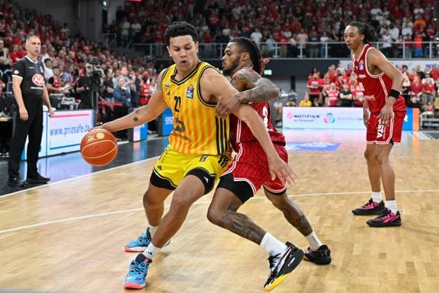 BAMBERG 06.06.2026 --- Basketball ---- easycredit 1. Basketball Bundesliga ---- 4. Playoff-Halbfinale: Bamberg Baskets vs Alba Berlin --- Michael Rataj (21, Alba Berlin) gegen Cobe Williams (24, Bamberg Baskets) --- Foto: Hans-Martin Issler isslerimages ---- Bamberg Baskets vs Alba Berlin