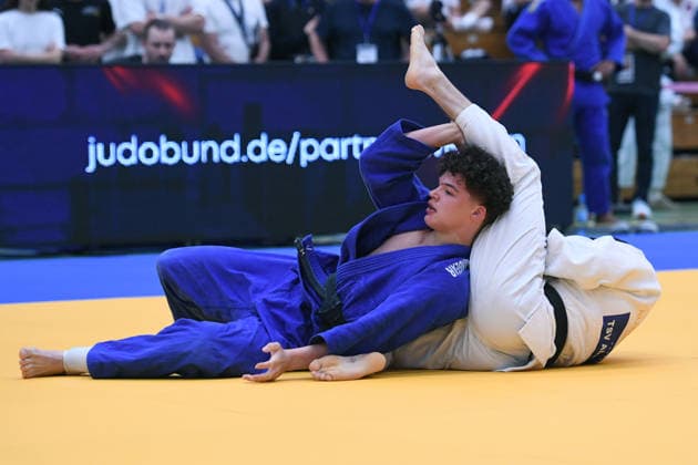 Deutsche Judo-Meisterschaft 2026 am 06.06.2026 in der Sporthalle an der Krefelder Straße in Duisburg Männer -73KG Nikolas Menzl ( weiss ) - Raphael Akoto ( blau )
