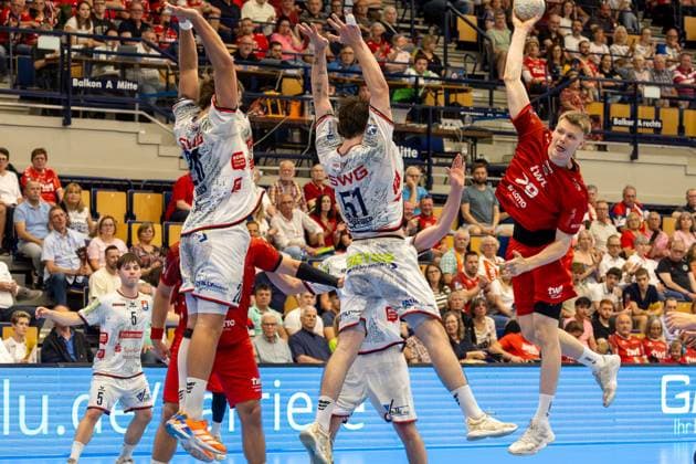 2. HBL (Handball-Bundesliga), Saison 2025 26, 34. Spieltag: Eulen Ludwigshafen gegen TV 05 07 Hüttenberg***Friedrich Schmitt (29, Ludwigshafen) zieht ab, aber der Block der Hüttenberger Abwehr verhindert ein Tor *** 2 HBL Handball Bundesliga , Season 2025 26, 34 Matchday Eulen Ludwigshafen vs TV 05 07 HüttenbergFriedrich Schmitt 29, Ludwigshafen pulls away, but the block of the Hüttenberg defense prevents a goal Copyright: xUdoxHerrmannx