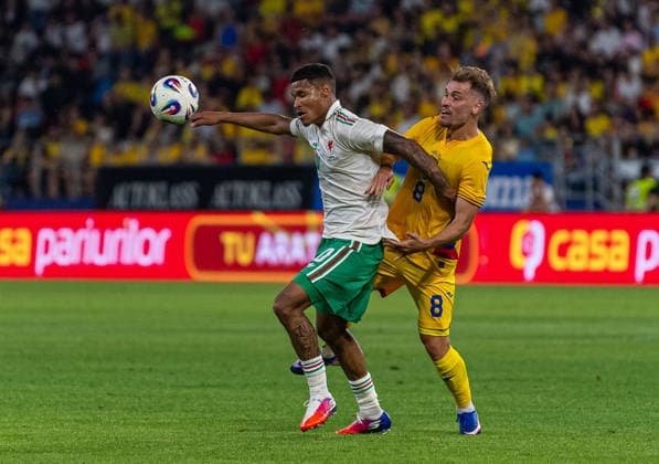 Football - International Friendly, Länderspiel, Nationalmannschaft - Romania v Wales BUCHAREST, ROMANIA - Saturday, June 6, 2026: Wales Kai Andrews (L) is challenged by Romania s Darius Olaru during an International Friendly match between Romania and Wales at the Stadionul Steaua. (Photo by Alex Nicodim Propaganda) BUCHAREST Stadionul Steaua BUCHAREST ROMANIA  Copyright: xDavidxRawcliffex P2026-06-06-Romania_Wales-150