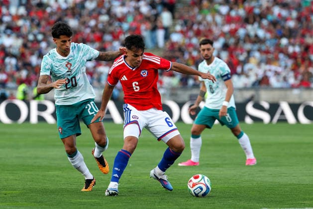 Joao Cancelo (Portugal), Vicente Pizarro (Chile) in action, with the ball during the International Friendly, Länderspiel, Nationalmannschaft match between Portugal and Chile at Estadio Nacional do Jamor on June 6, 2026, in Oeiras, Portugal. The match serves as preparation for the 2026 FIFA World Cup, WM, Weltmeisterschaft, Fussball in the United States. Copyright: JoaquimxFerreira