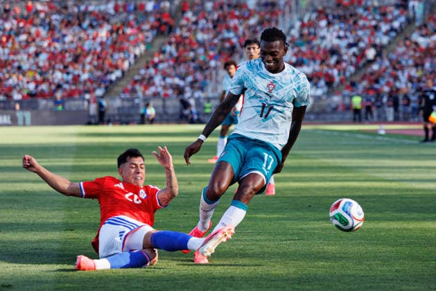 Felipe Faundez and Rafael Leao seen during International Friendly, Länderspiel, Nationalmannschaft game between national teams of Portugal and Chile (Luis Loureiro Ball Raw Images PT) Oeiras Estadio Nacional Portugal Copyright: xLuisxLoureirox luisloureiro_portugal_chile_2526-8