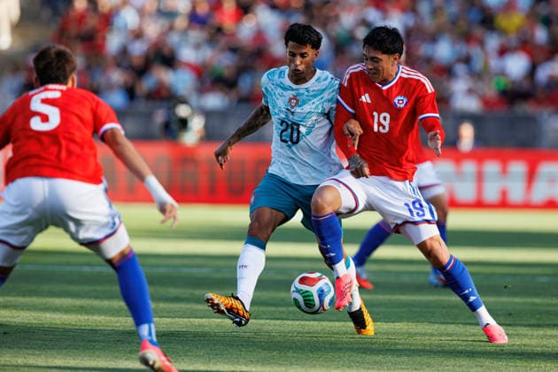 Joao Cancelo and Maximiliano Gutierrez seen during International Friendly, Länderspiel, Nationalmannschaft game between national teams of Portugal and Chile (Luis Loureiro Ball Raw Images PT) Oeiras Estadio Nacional Portugal Copyright: xLuisxLoureirox luisloureiro_portugal_chile_2526-27